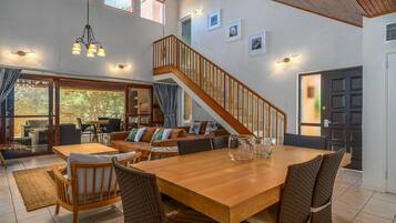 Superior Villa (10304) | In-room dining