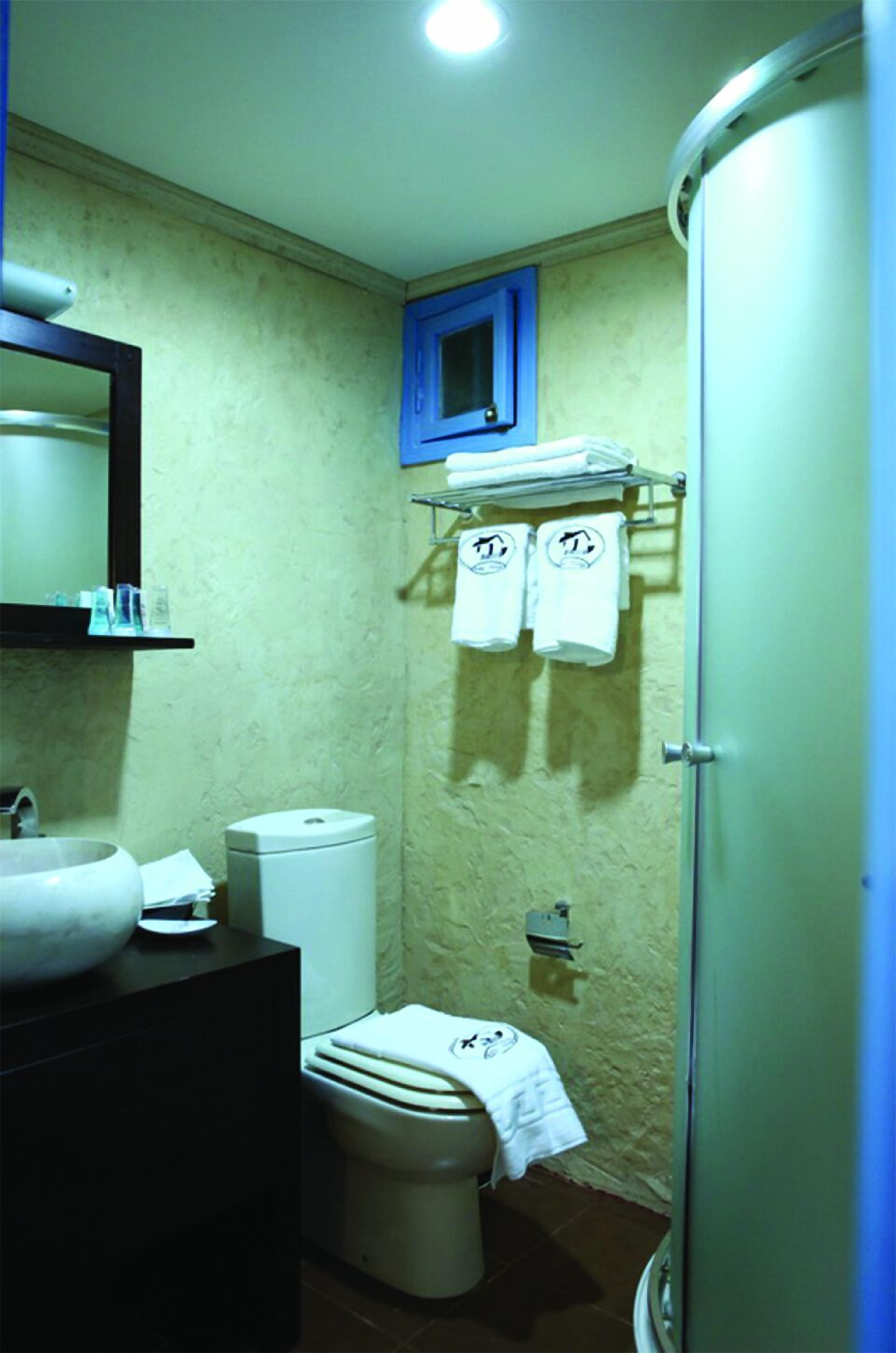 Ducha, secador de pelo, toallas, jabón
