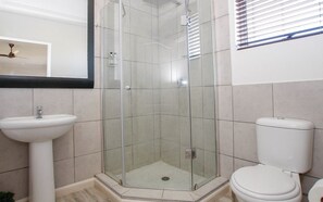 14 on Braemar | 浴室 | 淋浴设施、大花洒淋浴喷头、免费洗浴用品、吹风机