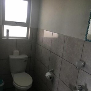 King Room | Baño | Regadera y toallas
