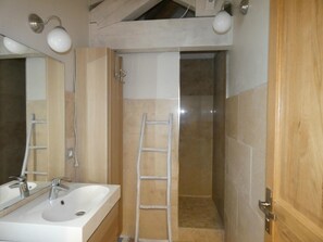 Shower, hair dryer, towels - Cozy 2 room apartment with swimming pool (2/4 pers) (Fontvieille)