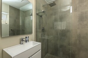Departamento de lujo | Baño | Regadera, regadera tipo lluvia, amenidades de baño gratuitas, toallas 