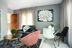 Departamento de lujo | Área de sala de estar | Televisión de plasma, Netflix y servicios de streaming