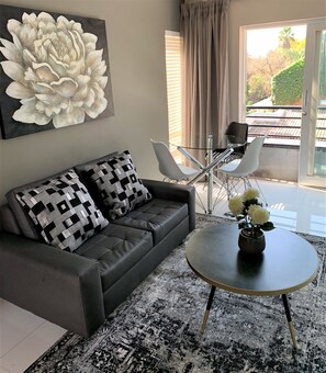 Departamento de lujo | Área de sala de estar | Televisión de plasma, Netflix y servicios de streaming 