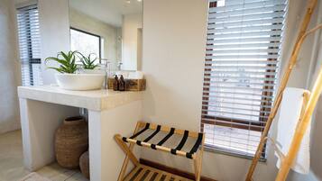 Shower, rainfall showerhead, free toiletries, hair dryer