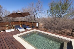 Piscina a l'aire lliure i gandules 