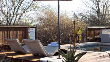 Piscine extérieure, chaises longues