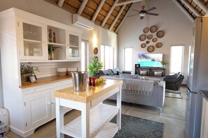 Fridge, microwave, oven, stovetop - Ntoma House (Hoedspruit)