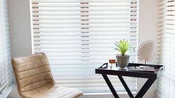 Planxa i posts de planxar, wifi gratuïta i roba de llit