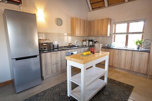 Frigorífic, microones, forn i placa de cuina 