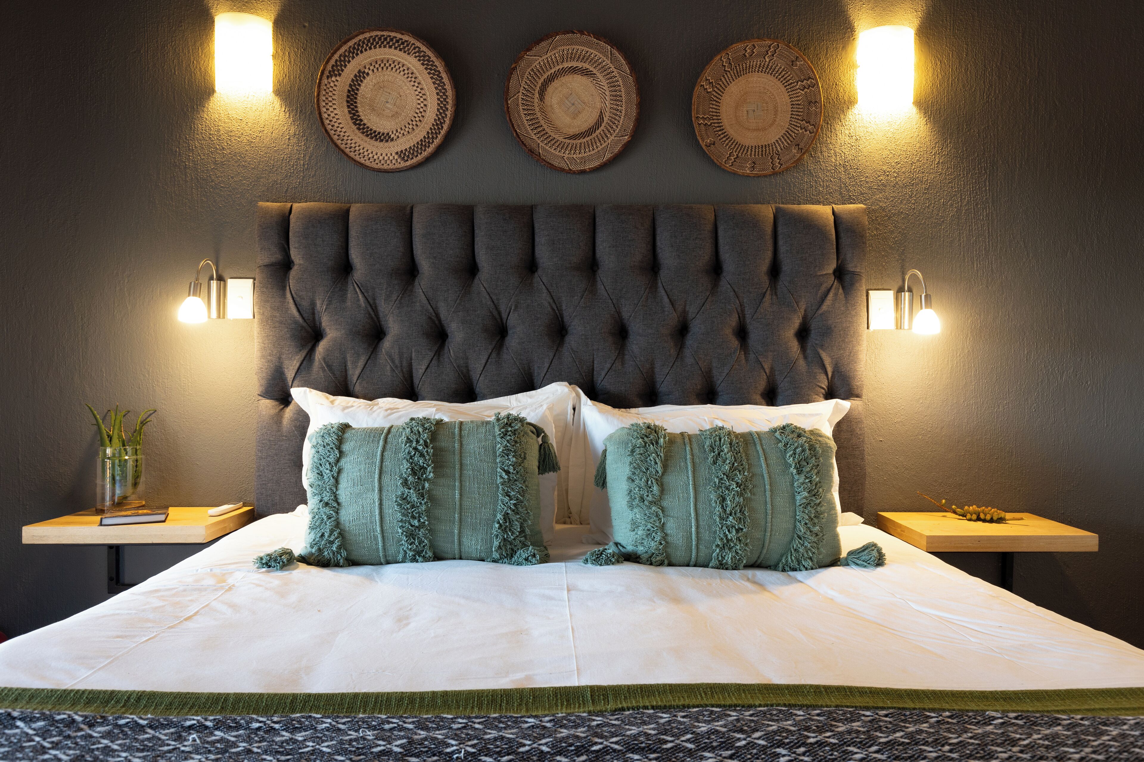 Tabla de planchar con plancha, wifi gratis y ropa de cama 