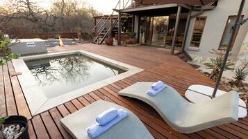 Utomhuspool och solstolar