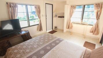 Basic Room, 1 Queen Bed | Free WiFi, bed sheets