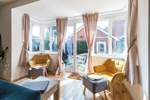 Living room - Brightleap Apartments - Hopton House (Newport Pagnell)