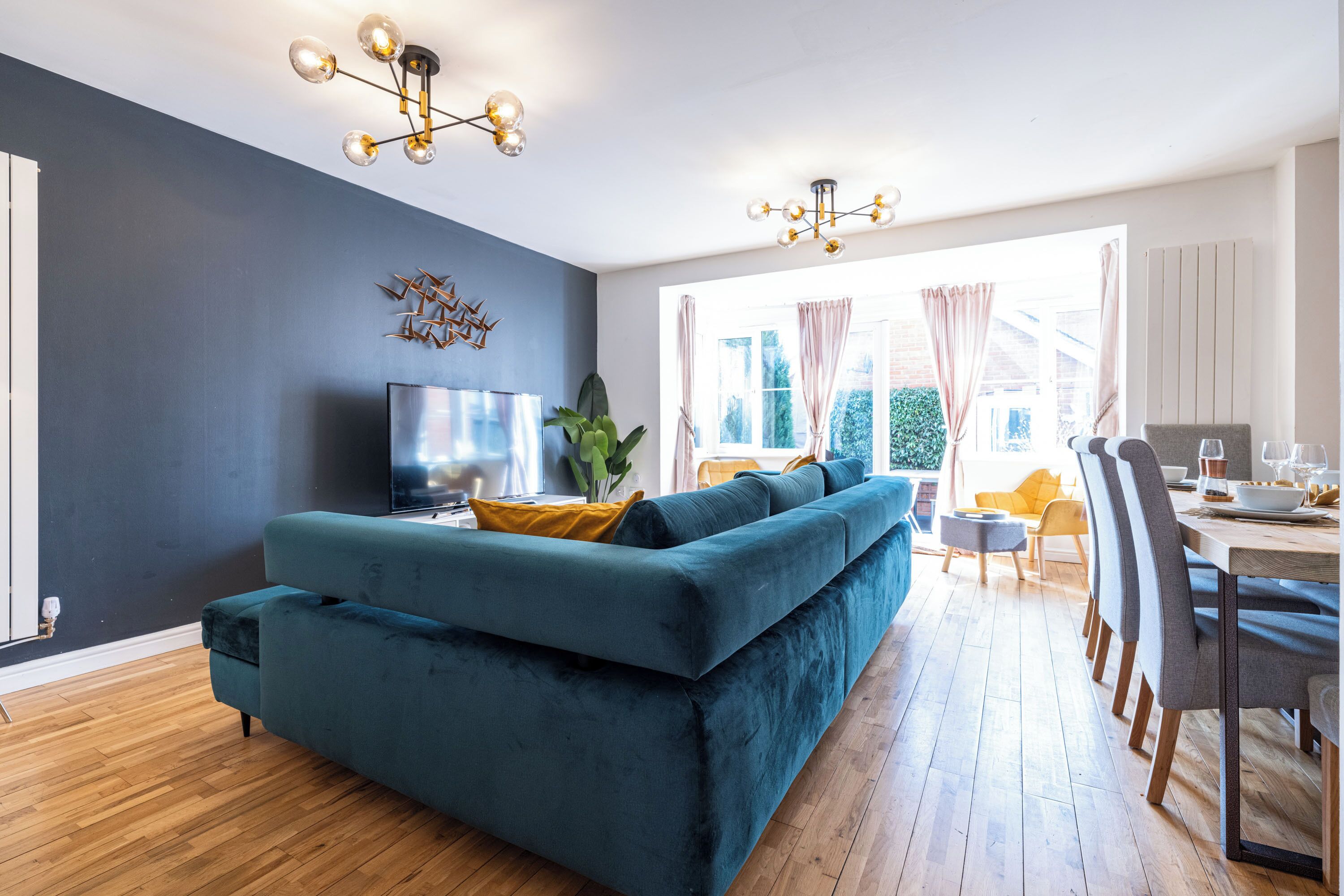 Hus – deluxe | Oppholdsrom | En 55-tommers Flatskjerm-TV med digitale kanaler samt smart-TV