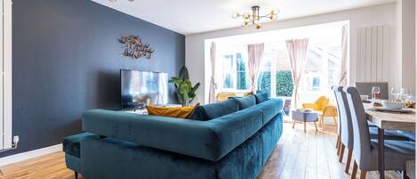 Hus – deluxe | Oppholdsrom | En 55-tommers Flatskjerm-TV med digitale kanaler samt smart-TV