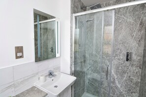 Deluxe House | Bathroom | Rainfall showerhead, designer toiletries, hair dryer, towels