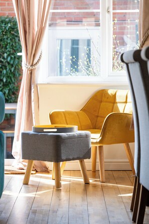 华丽独立别墅 | 客厅 | 55-英寸纯平电视（配备数码频道）、智能电视、游戏机