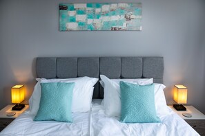 4 bedrooms, Egyptian cotton sheets, premium bedding - Brightleap Apartments - Hopton House (Newport Pagnell)