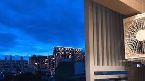 A balcony with a view of a cityscape at dusk. - Shine Residence (Taichung)