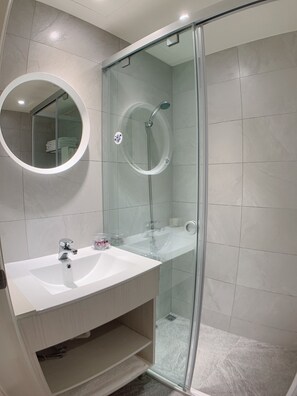 Family Suite | Bathroom | Shower, free toiletries, hair dryer, slippers - Shine Residence (Taichung)