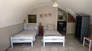 Individually decorated, individually furnished, blackout curtains - Le Moulin d'Aimee (Savournon)