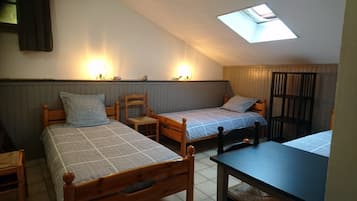 Triple Room (L'Igloo) | Individually decorated, individually furnished, blackout drapes