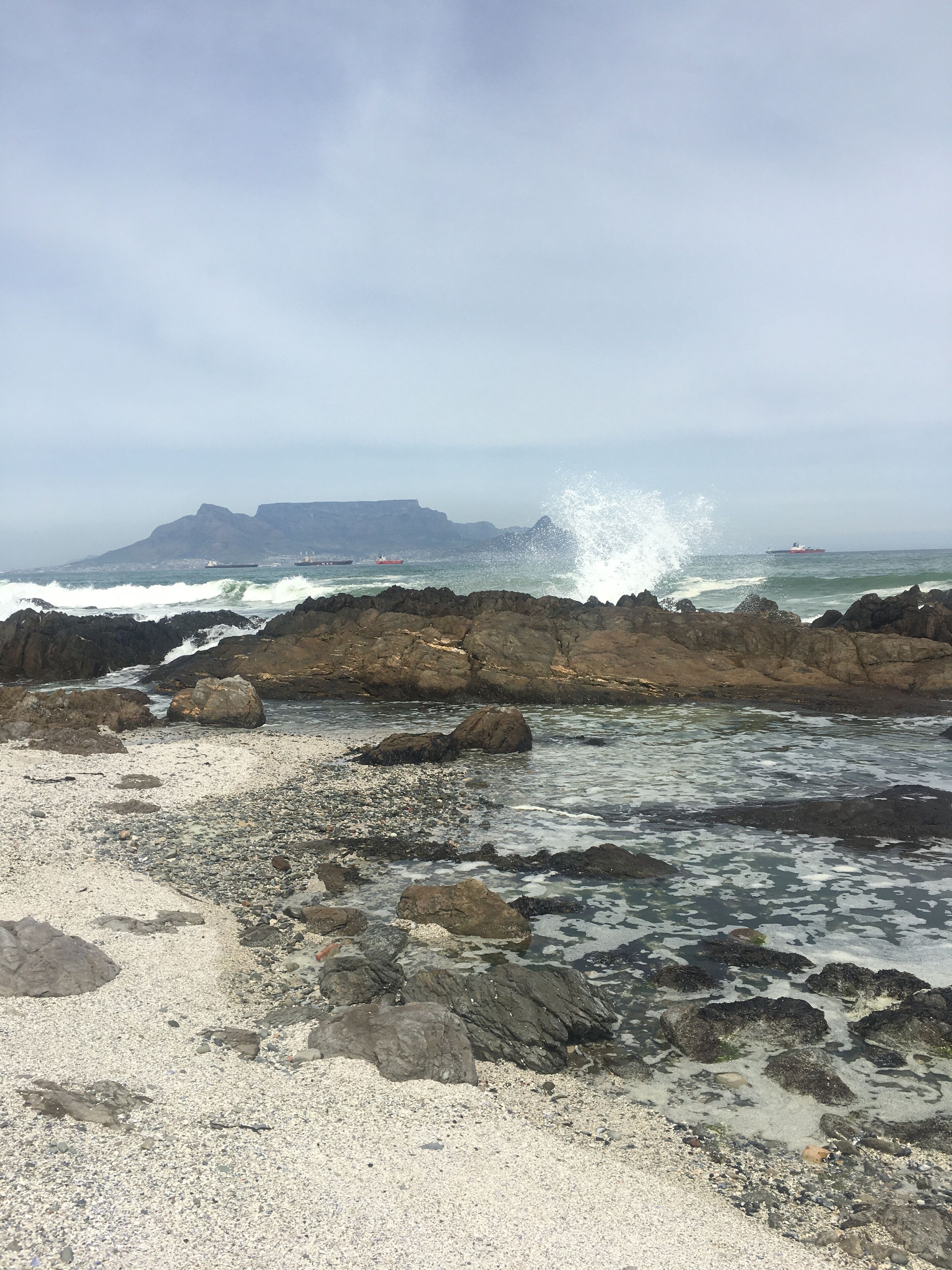 Una costa rocosa con olas rompiendo contra las rocas.