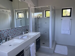 Constantiaberg Suite | Bathroom | Shower, rainfall showerhead, free toiletries, hair dryer - Windsor House (Cape Town)