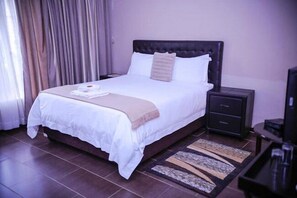 Cottage with en-suite | Frigobar, ferros/tábuas de passar roupa, roupa de cama