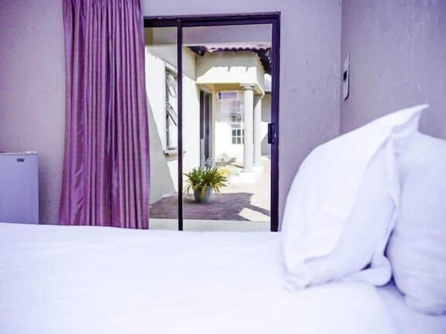 Familie chalet | Een minibar, een strijkplank/strijkijzer, beddengoed