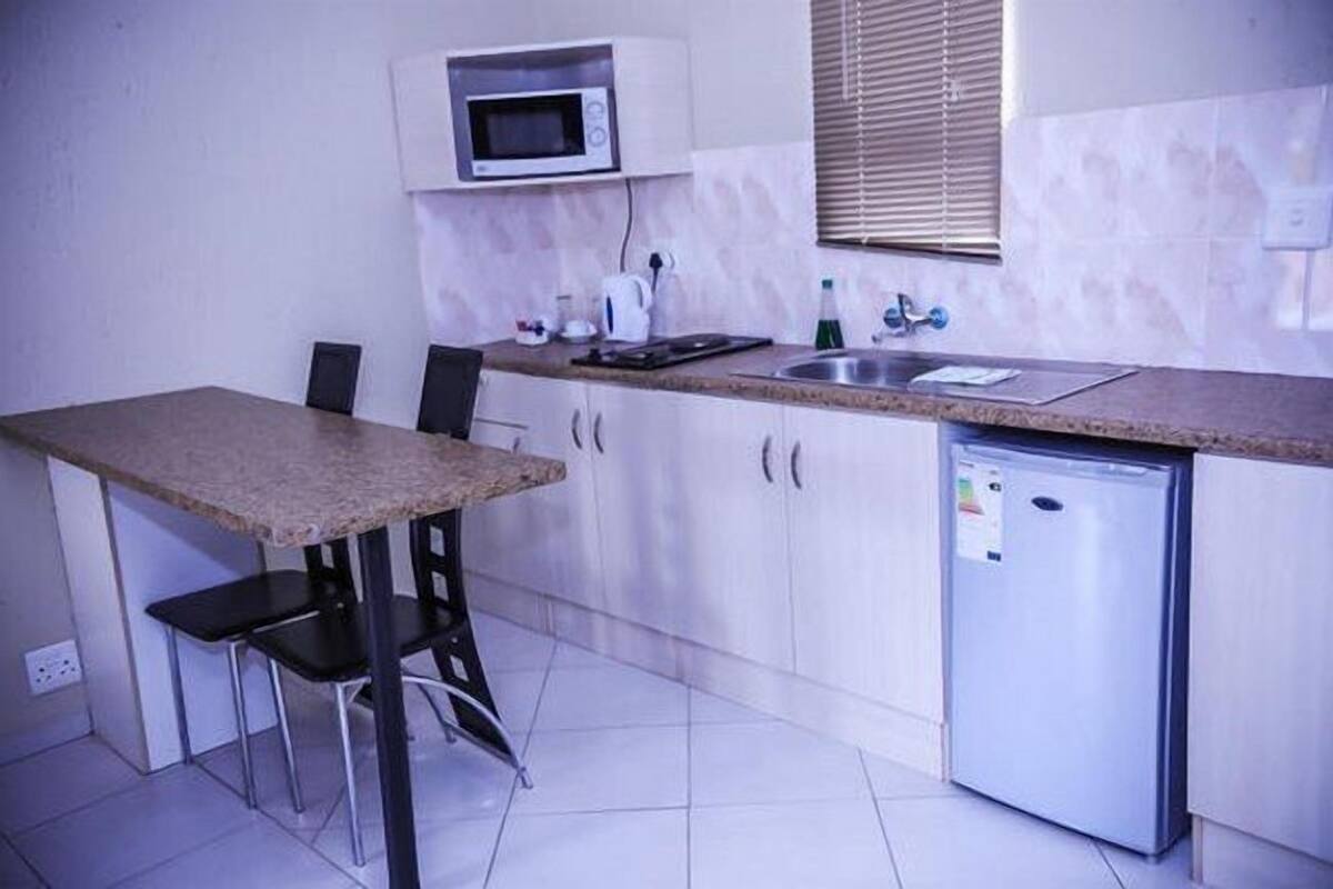 Self-catering Cottage | Private kitchen | Fridge, oven, stovetop, electric kettle