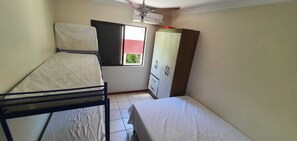 3 عدّة غرف نوم ومكواة/لوح كي وواي فاي مجانًا وملاءات أسرّة