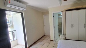 Ein Zimmer mit einem Bett, einem Schrank und einer Tür zum Badezimmer.