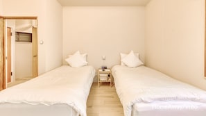 3 habitaciones, escritorio y tabla de planchar con plancha
