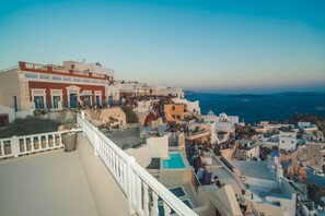 Property grounds - Sunset villa in Oia with outdoor heated mini-pool (Oia)