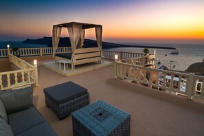 Terrace/patio - Sunset villa in Oia with outdoor heated mini-pool (Oia)