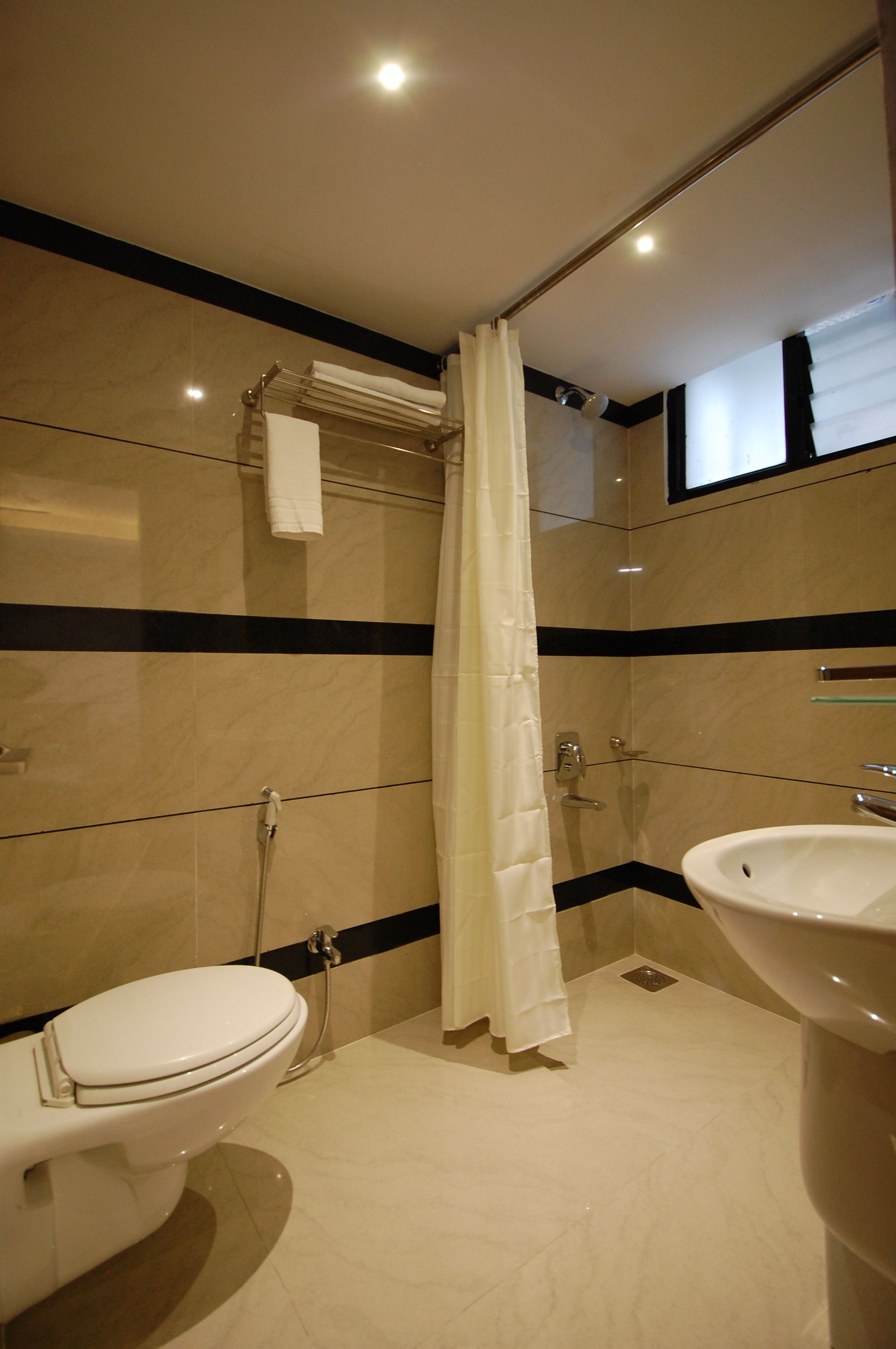VIP Room | Bathroom | Shower, towels