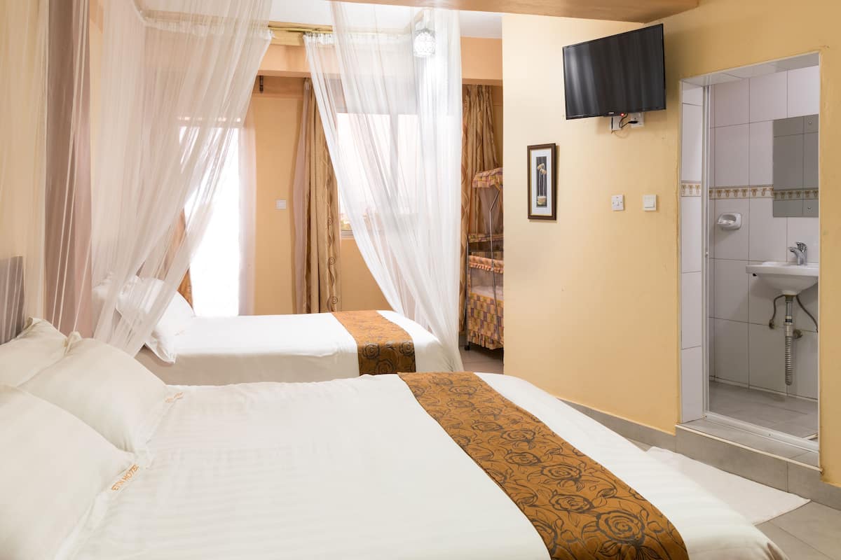 Escritorio, wifi gratis y ropa de cama