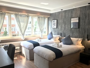 Twin Room with shared bathroom | Hypo-allergenic bedding, desk, laptop workspace, soundproofing - Mike's Four - Hostel (Düsseldorf)