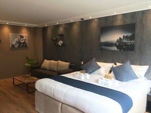 Double Room, 1 King Bed with Sofa bed with shared bathroom | Hypo-allergenic bedding, desk, laptop workspace, soundproofing - Mike's Four - Hostel (Düsseldorf)
