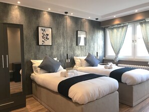 Twin Room with shared bathroom | Hypo-allergenic bedding, desk, laptop workspace, soundproofing - Mike's Four - Hostel (Düsseldorf)