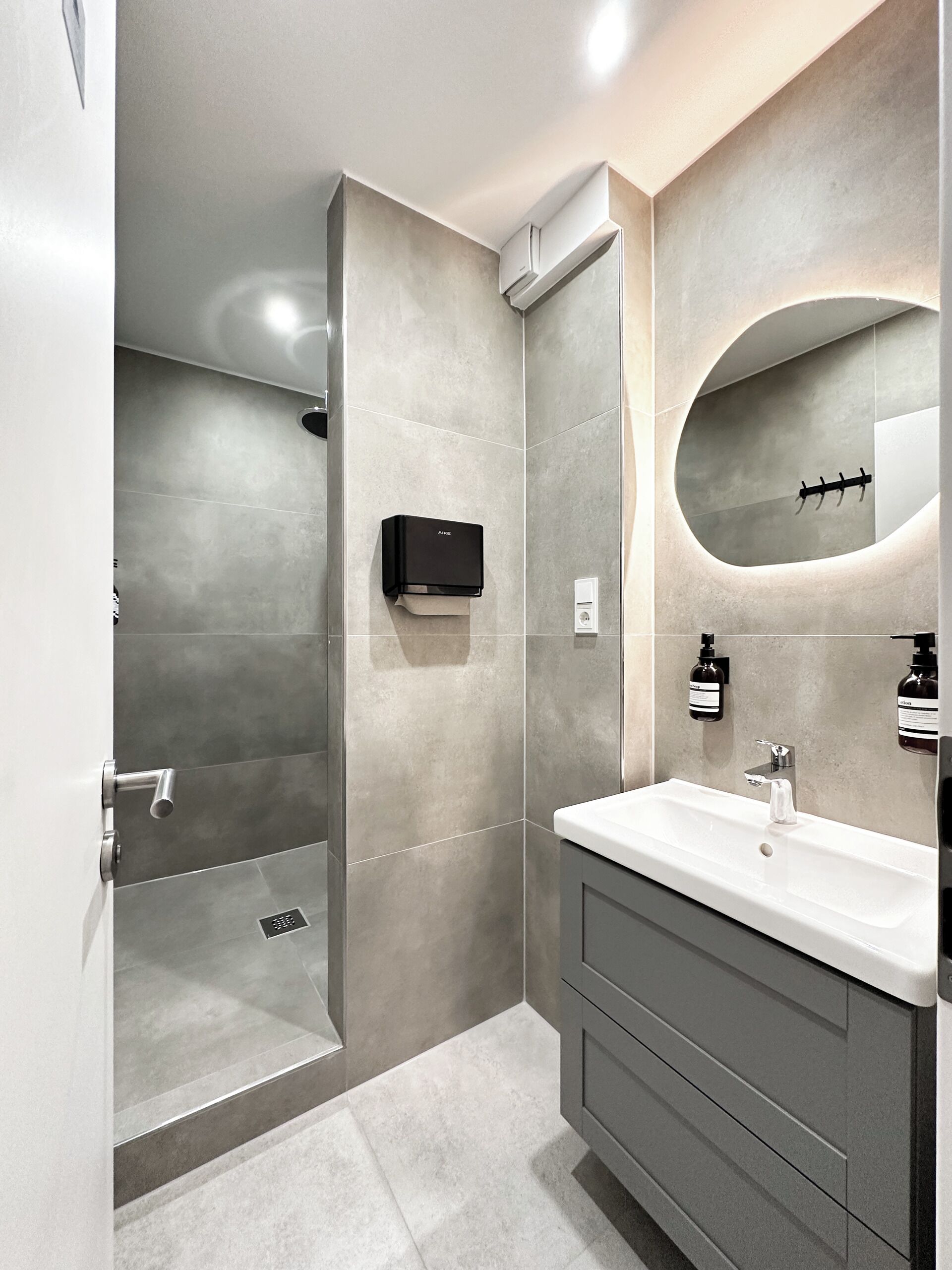 Een douche, een haardroger, handdoeken, zeep