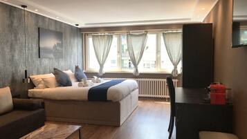 Dubbelrum - 1 kingsize-säng med bäddsoffa | Allergitestade sängkläder, skrivbord och arbetsyta för laptop