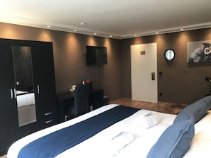 Double Room, 1 King Bed with Sofa bed with shared bathroom | Hypo-allergenic bedding, desk, laptop workspace, soundproofing