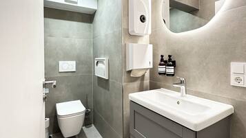 Dusch, hårtork, handdukar och tvål