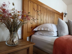 Double Room | Premium bedding, individually decorated, individually furnished, desk - Gwaelod Y Garth Inn (Cardiff)