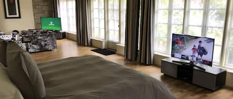Deluxe Queen Room | 1 bedroom, premium bedding, pillowtop beds, individually decorated