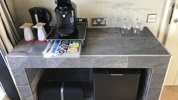 Suite Deluxe | Área de sala de estar | Smart TV de 50 pulgadas con canales digitales y televisión