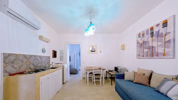 Suite (4) | Cucina privata | Frigorifero con congelatore, microonde, piano cottura